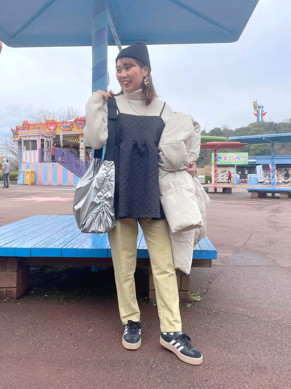 ブラック系のキャミソール、イエロー系のその他パンツ、シルバー系のショルダーバッグを着用したレディースの春コーディネートの3枚目の写真