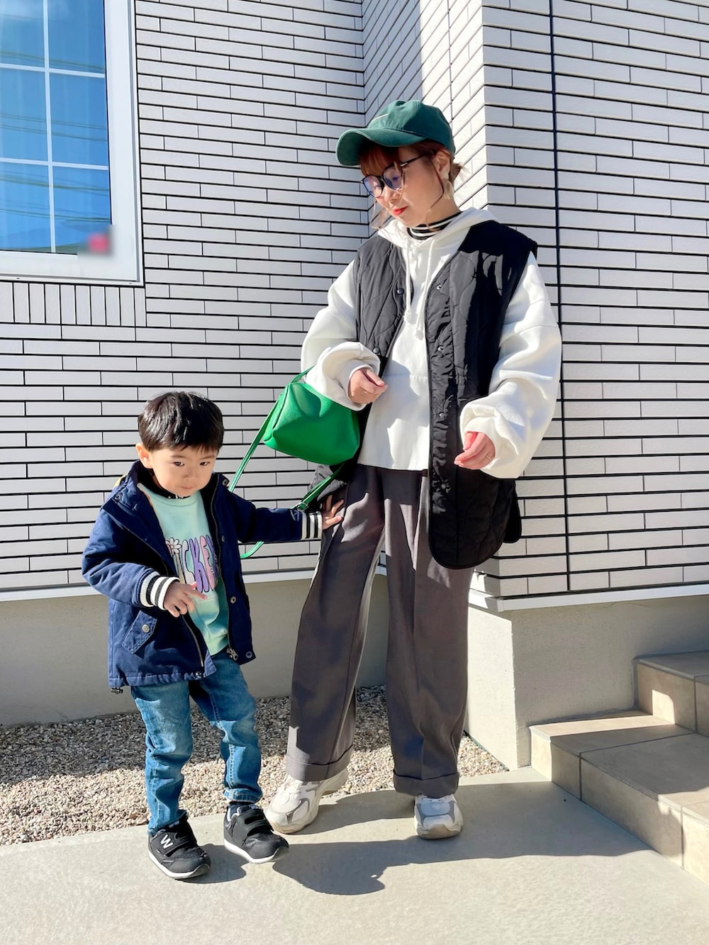 「オトナカジュアル、パーカー、ダウンベスト、カジュアルコーデ、スニーカーコーデ、ダッドスニーカー、グリーン、キャップ女子、ダテメガネ、レイヤードスタイル、ゆるコーデ、おでかけコーデ、メンズライク、低身長女子、ママコーデ」｜「Fashion Letterの波キルトライトベスト（ダウンベスト、ブラック系）」を使った、eri♡さん（レディース・155cm）の冬コーディネートの5枚目の写真
