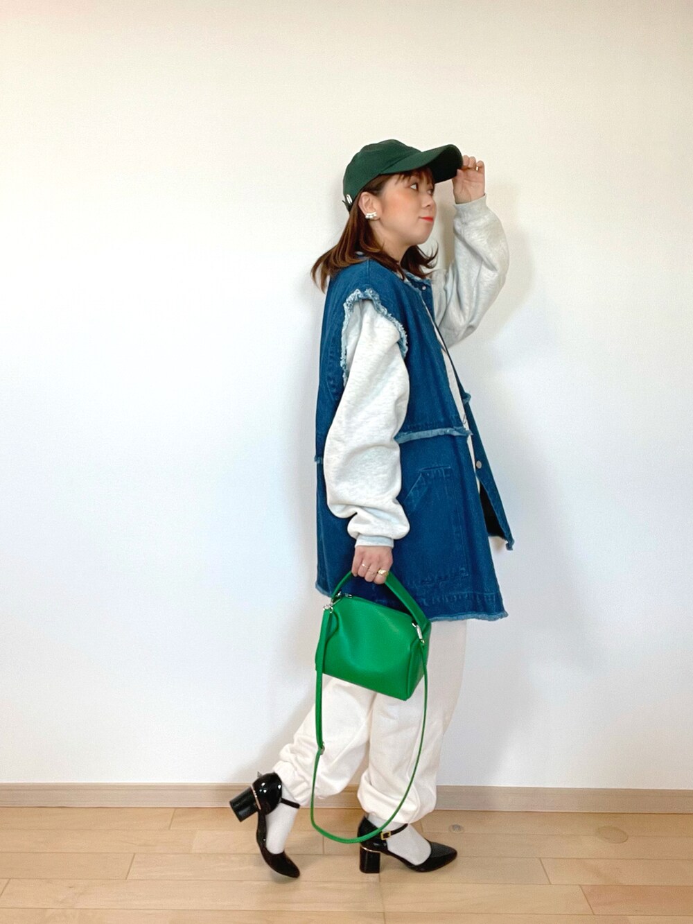 ブルー系のジャケット/アウター、ベージュ系のスウェット、ホワイト系のパンツを着用したレディースの冬コーディネートの4枚目の写真