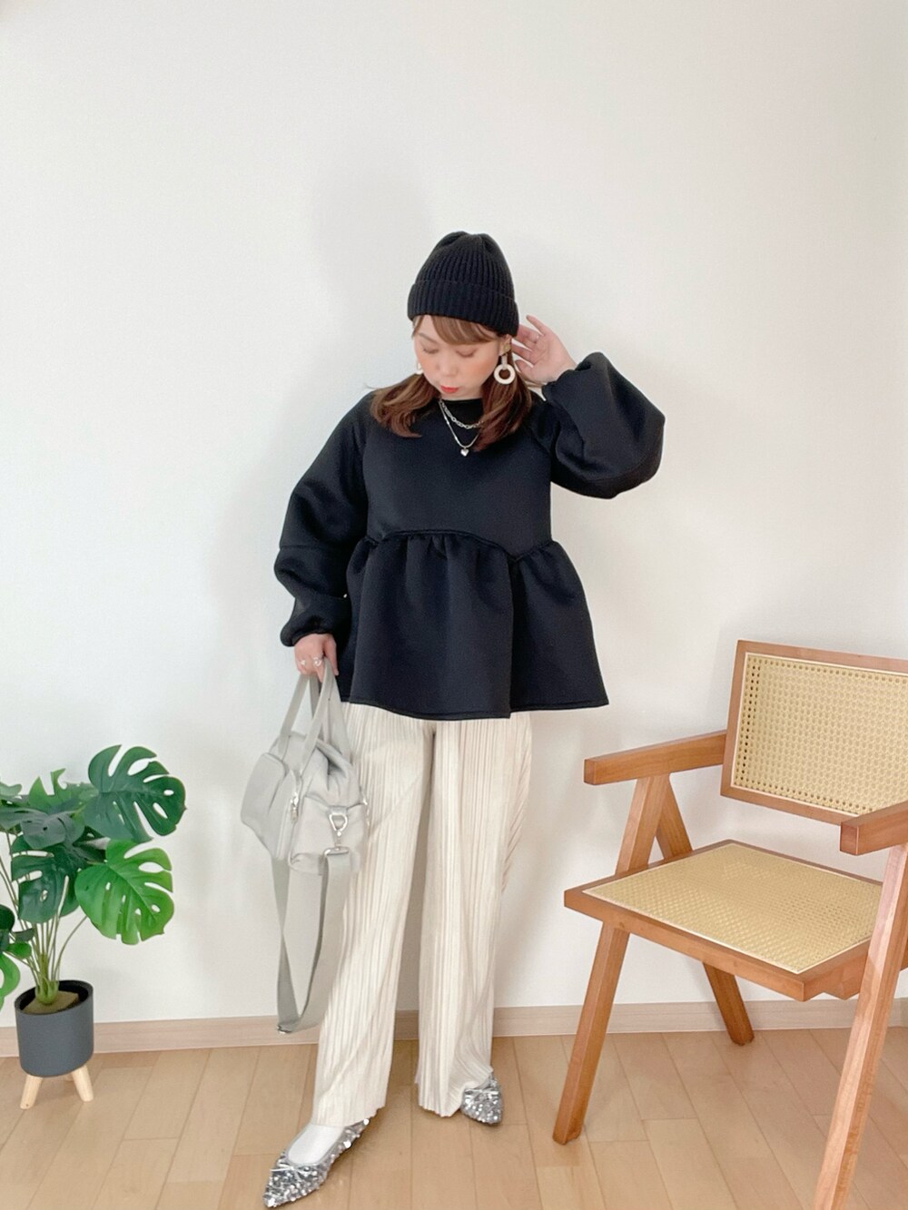 ブラック系のトップス、ホワイト系のその他パンツを着用したレディースの冬コーディネートの4枚目の写真