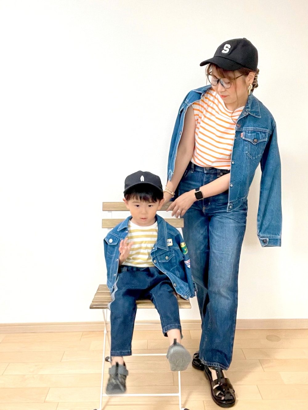 オレンジ系のTシャツ/カットソー、ブルー系のデニムパンツ、ブラック系のサンダルを着用したレディースの夏コーディネートの4枚目の写真