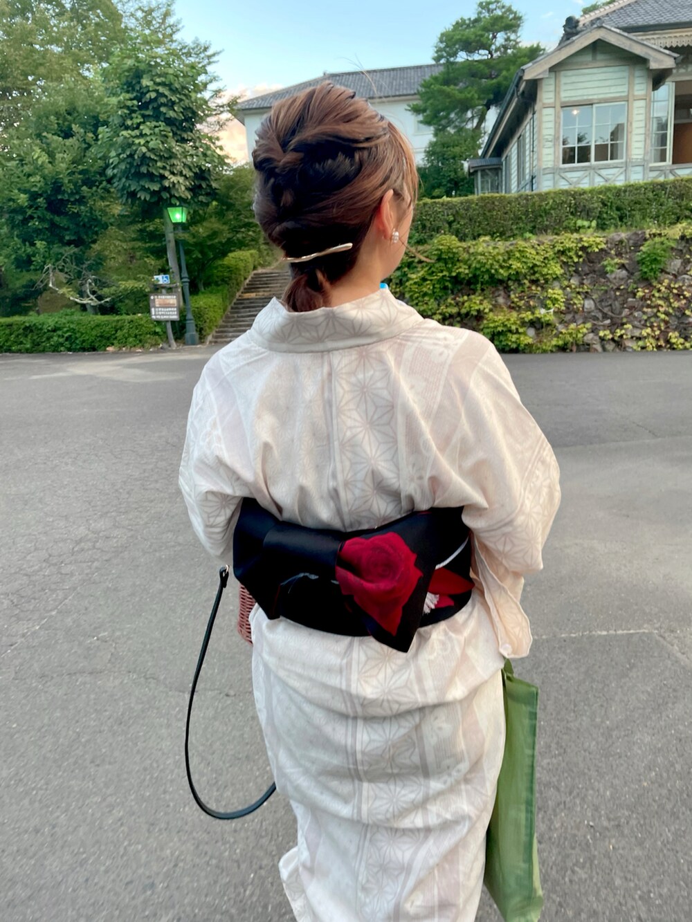 ブラウン系のかごバッグ、その他の浴衣、ゴールド系のバレッタ/ヘアクリップを着用したレディースの夏コーディネートの3枚目の写真