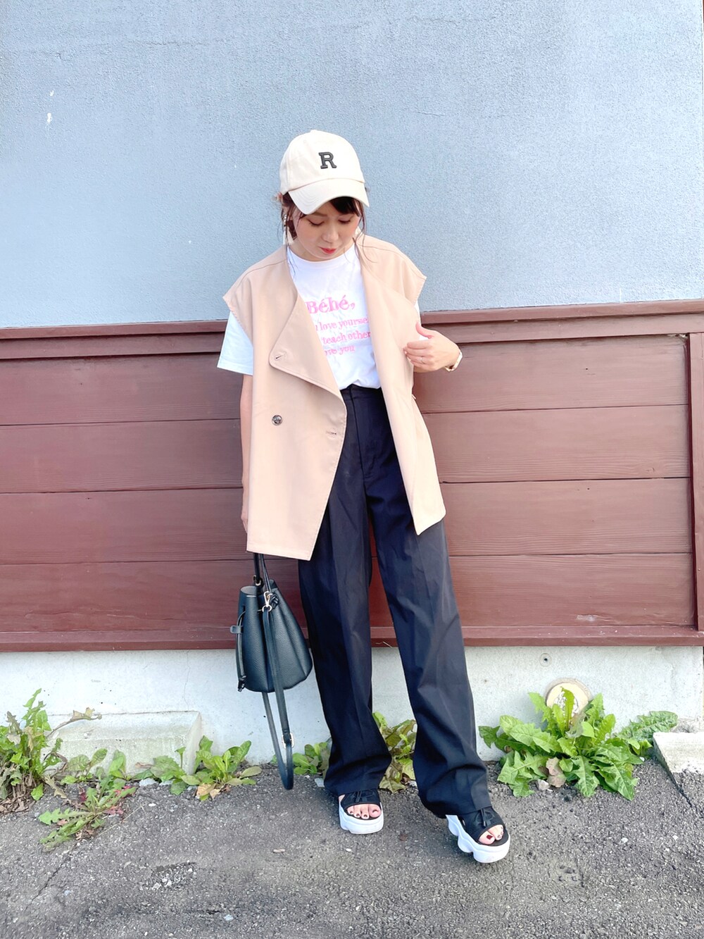 ホワイト系のTシャツ/カットソー、ベージュ系のベスト、ブラック系のスーツセットを着用したレディースの秋コーディネートの2枚目の写真