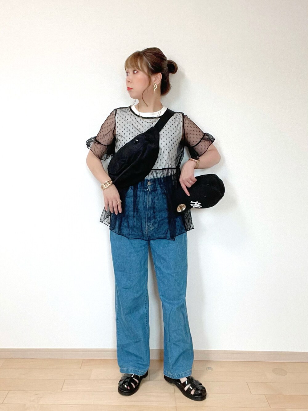 ホワイト系のTシャツ/カットソー、ブラック系のトップス、ブルー系のデニムパンツを着用したレディースの夏コーディネートの2枚目の写真