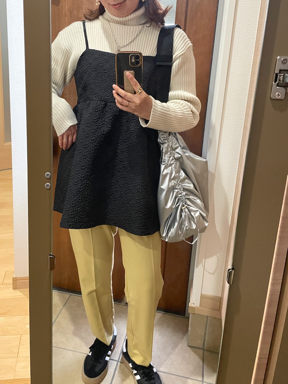 ブラック系のキャミソール、イエロー系のその他パンツ、シルバー系のショルダーバッグを着用したレディースの春コーディネートの4枚目の写真