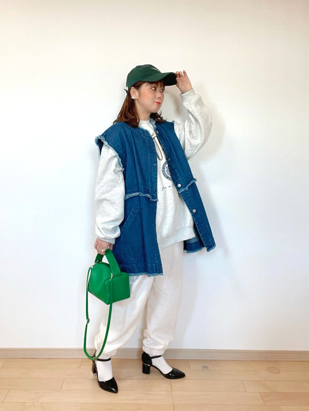 ブルー系のジャケット/アウター、ベージュ系のスウェット、ホワイト系のパンツを着用したレディースの冬コーディネートの2枚目の写真