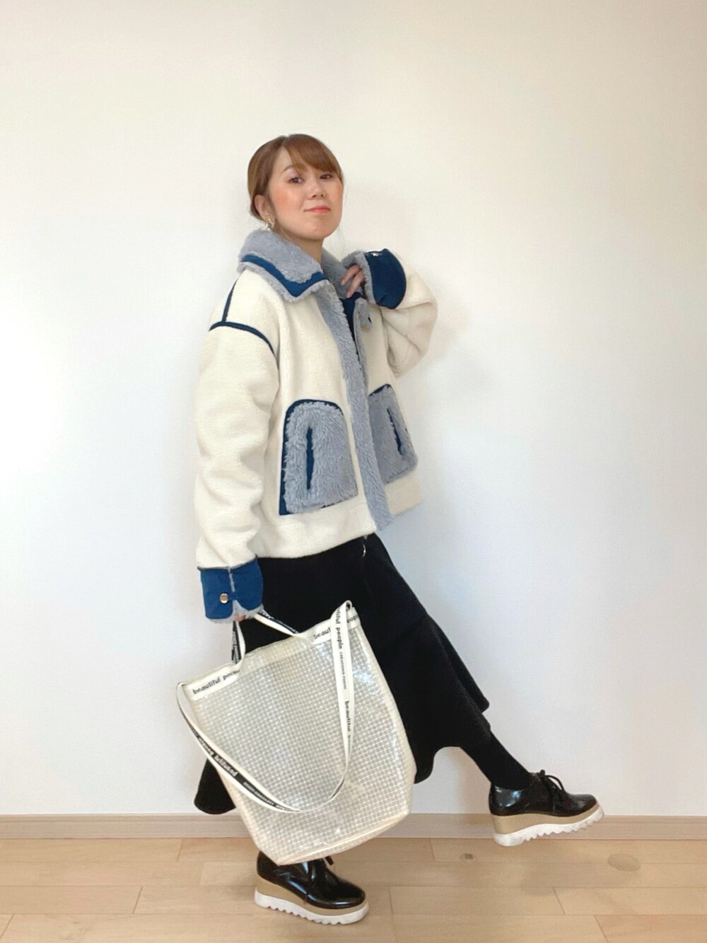 ブルー系のジャケット/アウター、ブラック系のワンピース、ブラック系のその他シューズを着用したレディースの秋コーディネートの2枚目の写真