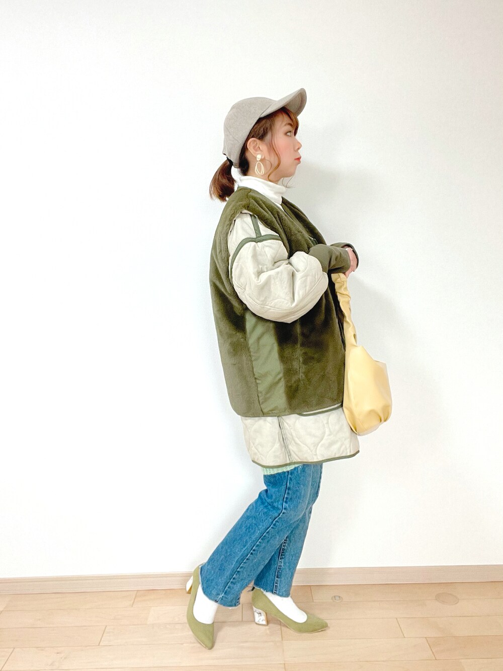 グリーン系のニット/セーター、グリーン系のミリタリージャケット、ホワイト系のTシャツ/カットソーを着用したレディースの冬コーディネートの4枚目の写真