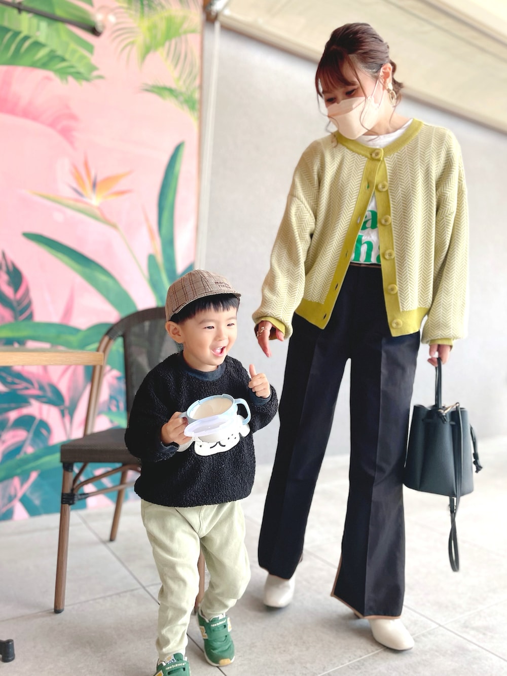 ブラック系のその他パンツ、ホワイト系のブーツ、ホワイト系のTシャツ/カットソーを着用したレディースの春コーディネートの3枚目の写真