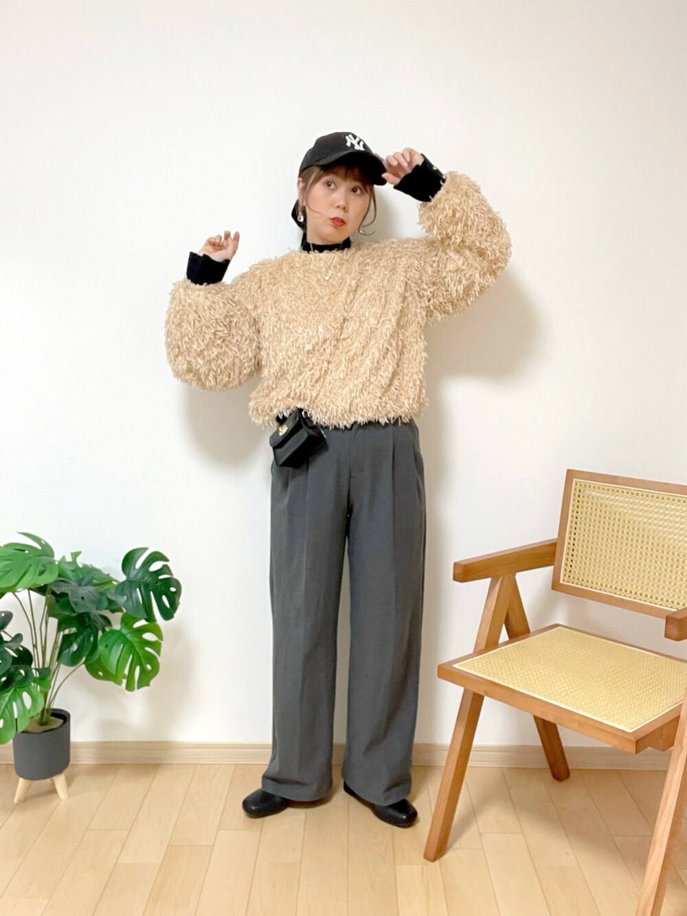 ピンク系のニット/セーター、ブラック系のニット/セーター、グレー系のパンツを着用したレディースの冬コーディネートの2枚目の写真