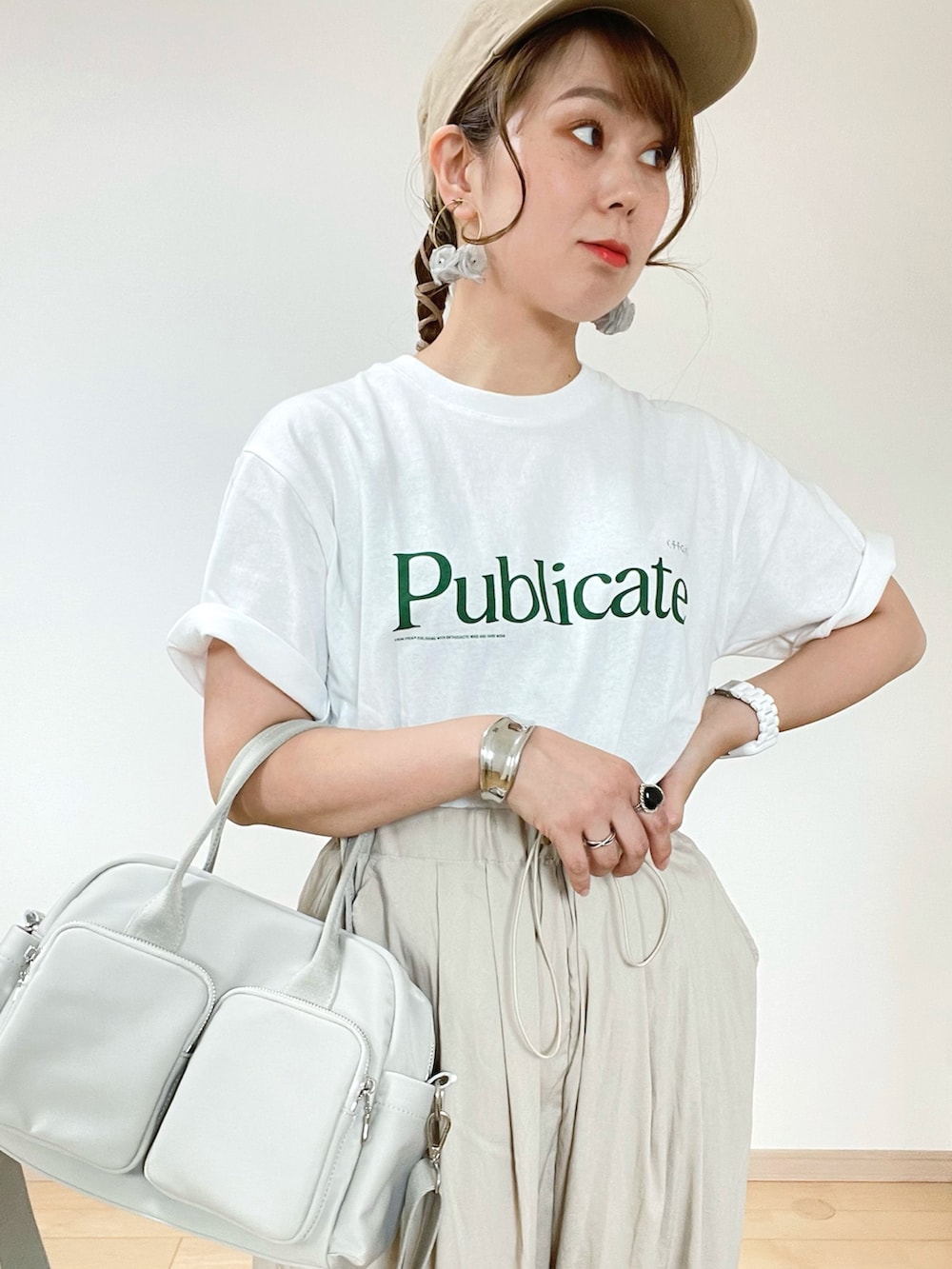 ホワイト系のTシャツ/カットソー、ベージュ系のパンツ、ブラウン系のバレエシューズを着用したレディースの夏コーディネートの3枚目の写真