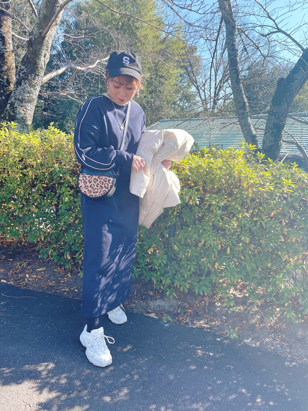 ホワイト系のジャケット/アウター、イエロー系のトップス、ブルー系のワンピース/ドレスを着用したレディースの冬コーディネートの3枚目の写真