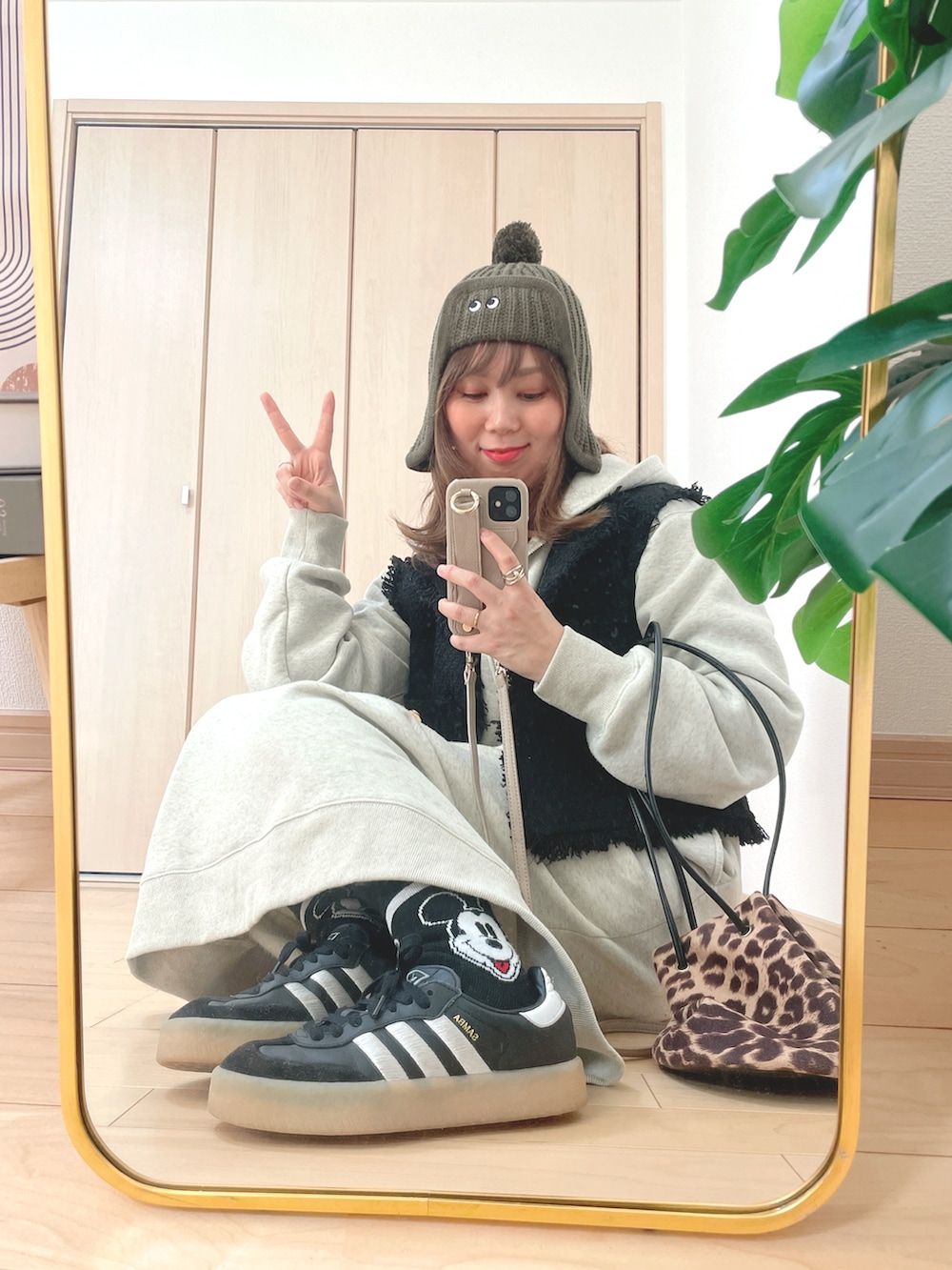 ベージュ系のワンピース、ブラック系のスニーカー、その他のハンドバッグを着用したレディースの冬コーディネートの3枚目の写真