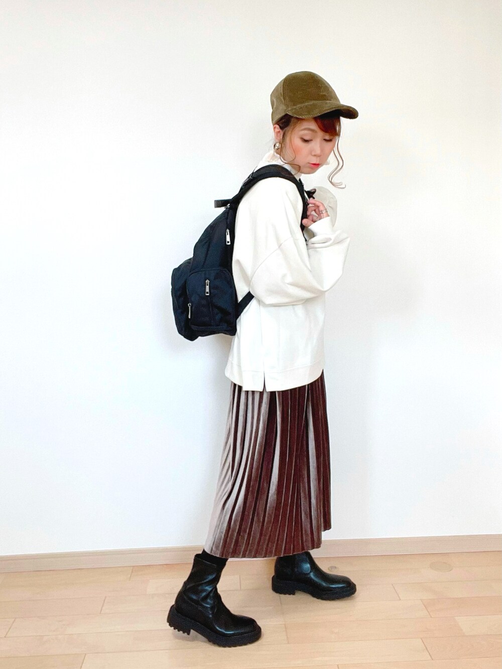 ブラウン系のスカート、ホワイト系のスウェット、ホワイト系のTシャツ/カットソーを着用したレディースの秋コーディネートの4枚目の写真