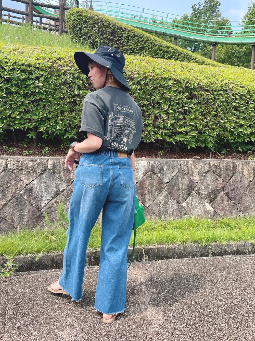 グレー系のTシャツ/カットソー、ブルー系のデニムパンツ、ゴールド系のサンダルを着用したレディースの夏コーディネートの5枚目の写真