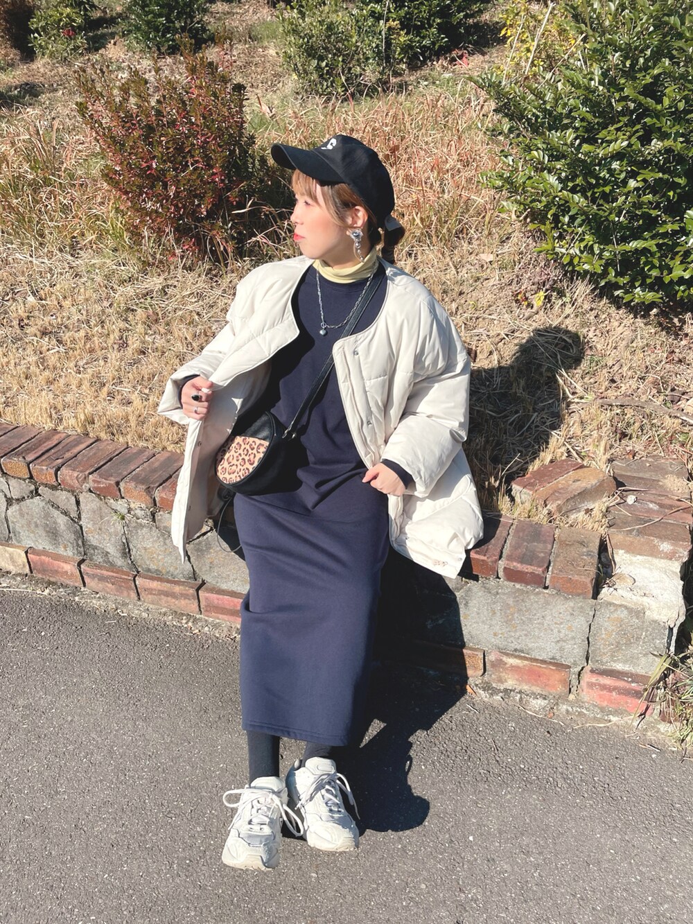 ホワイト系のジャケット/アウター、イエロー系のトップス、ブルー系のワンピース/ドレスを着用したレディースの冬コーディネートの2枚目の写真