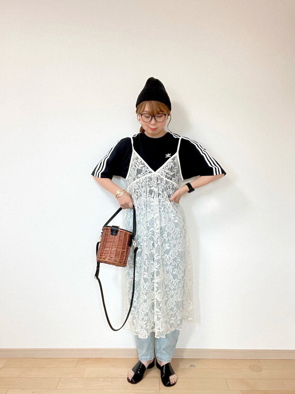 ブラック系のTシャツ/カットソー、ホワイト系のワンピース、ブルー系のデニムパンツを着用したレディースの夏コーディネートの2枚目の写真