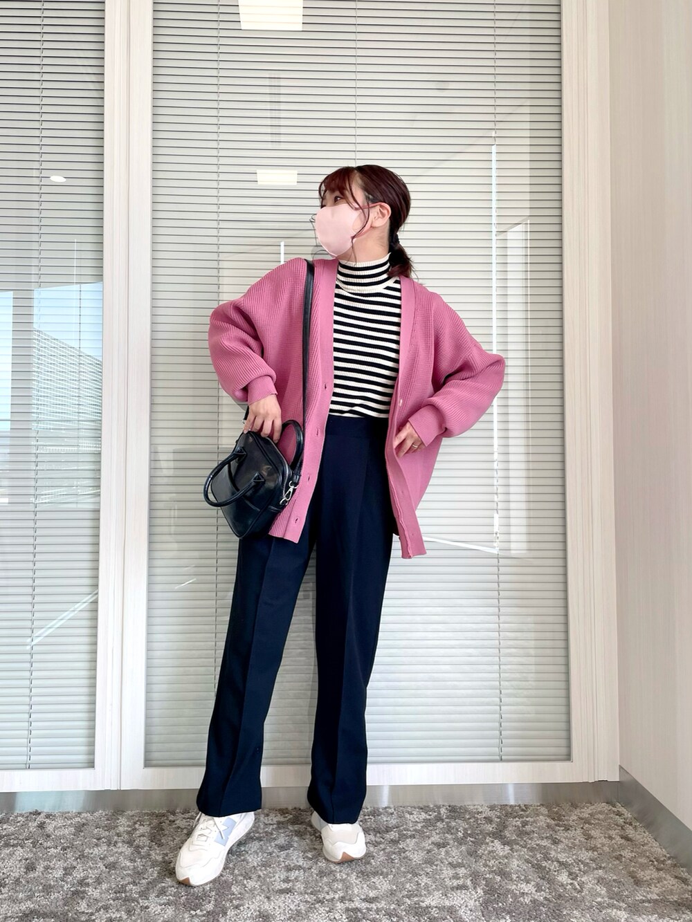 ピンク系のカーディガン/ボレロ、ブラック系のニット/セーター、ブラック系のパンツを着用したレディースの秋コーディネートの3枚目の写真