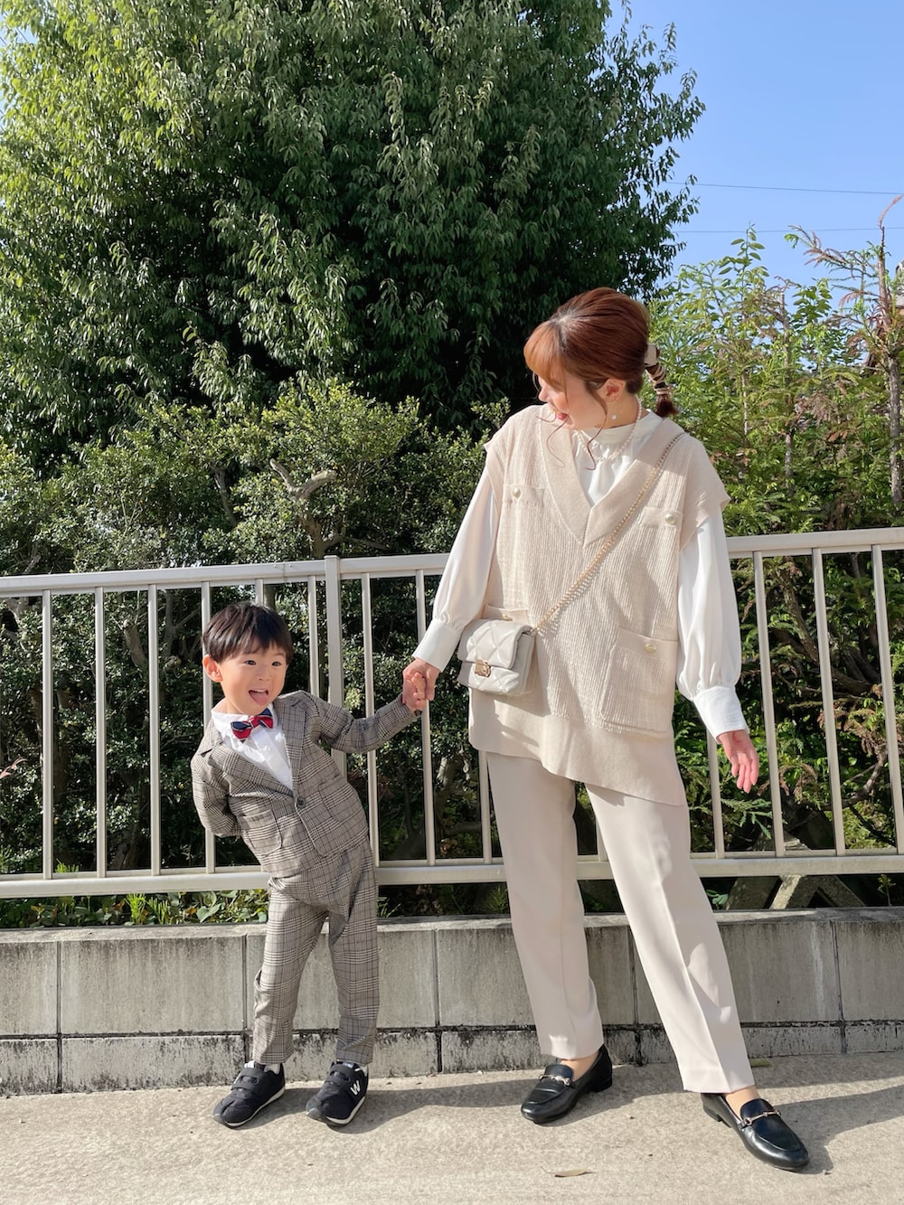 ホワイト系のシャツ/ブラウス、ベージュ系のベスト、ホワイト系のパンツを着用したレディースの春コーディネートの4枚目の写真