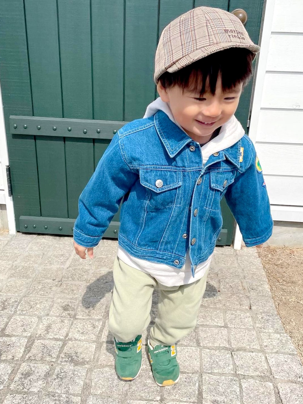 ベージュ系のその他パンツ、ホワイト系のパーカー、グリーン系のスニーカーを着用したレディースの春コーディネートの2枚目の写真