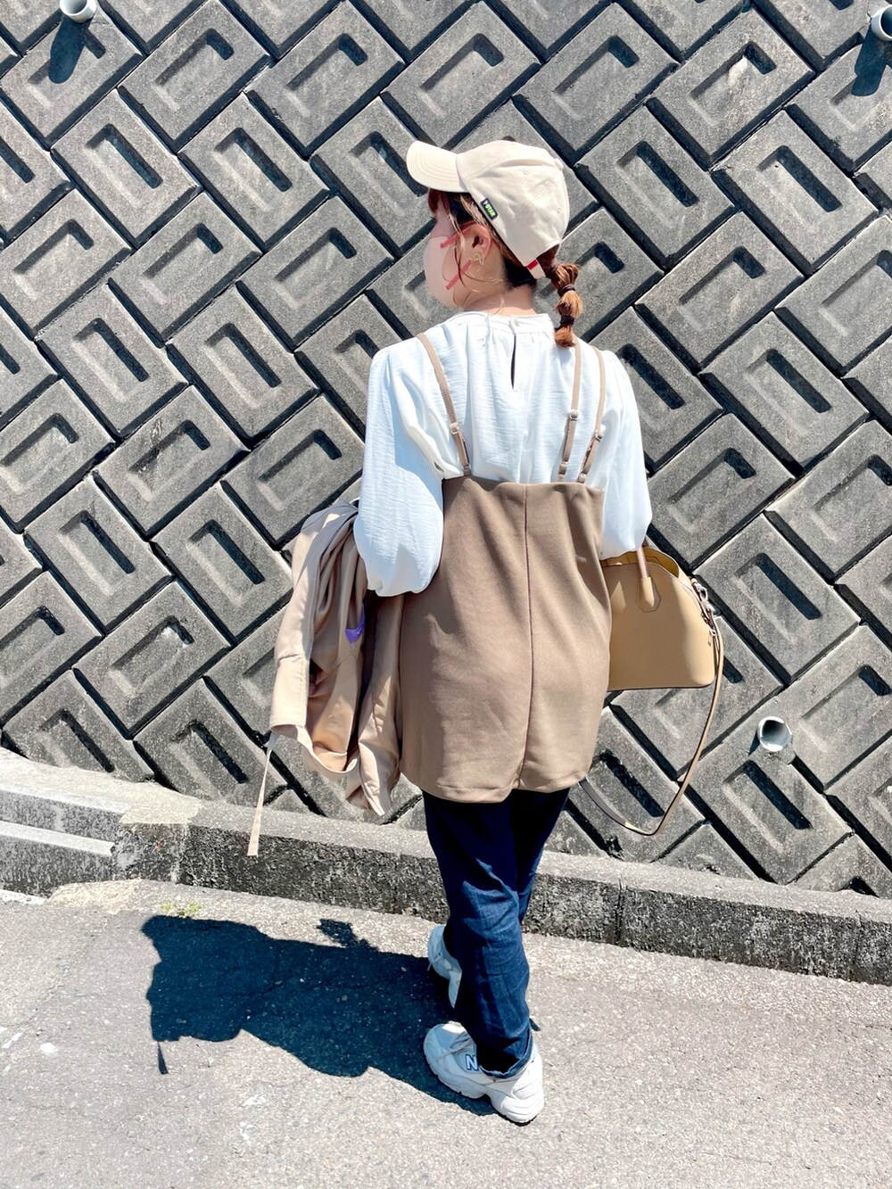 ホワイト系のシャツ/ブラウス、ブラウン系のキャミソール、ベージュ系のテーラードジャケットを着用したレディースの春コーディネートの2枚目の写真