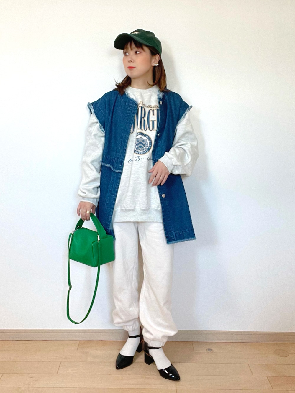 ブルー系のジャケット/アウター、ベージュ系のスウェット、ホワイト系のパンツを着用したレディースの冬コーディネートの3枚目の写真