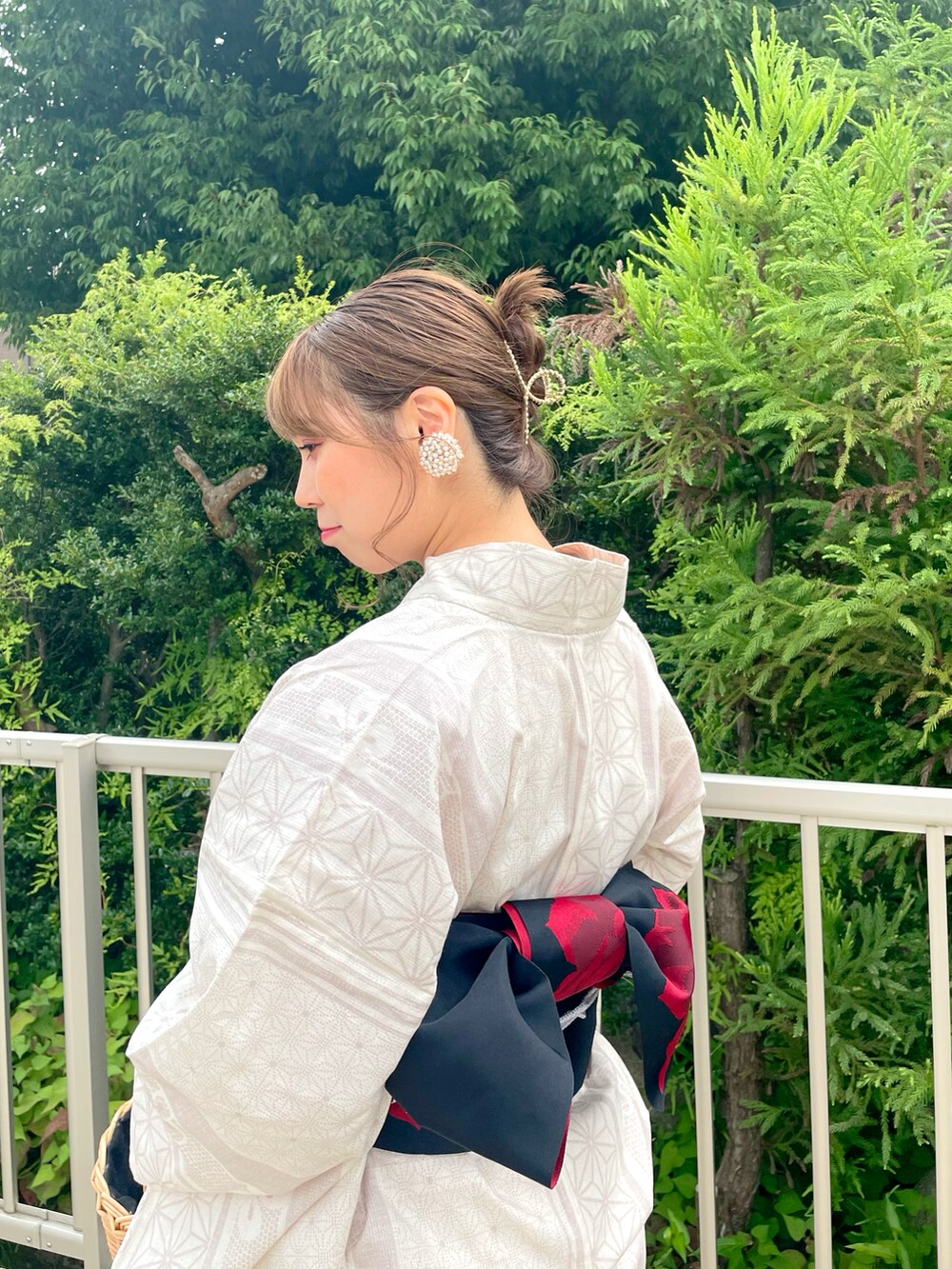 ベージュ系のかごバッグ、その他の浴衣、ゴールド系のイヤリングを着用したレディースの夏コーディネートの5枚目の写真