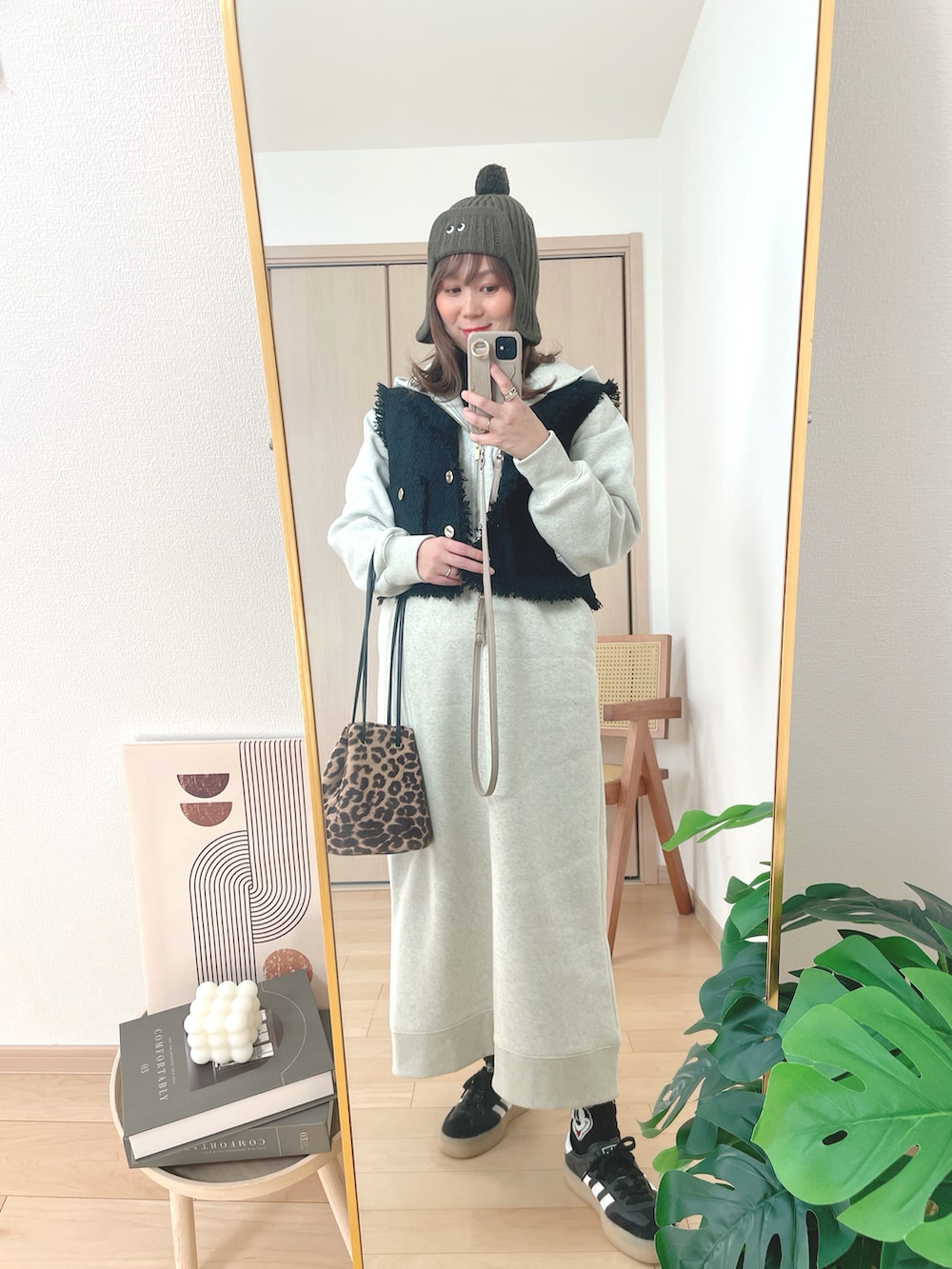 ベージュ系のワンピース、ブラック系のスニーカー、その他のハンドバッグを着用したレディースの冬コーディネートの4枚目の写真