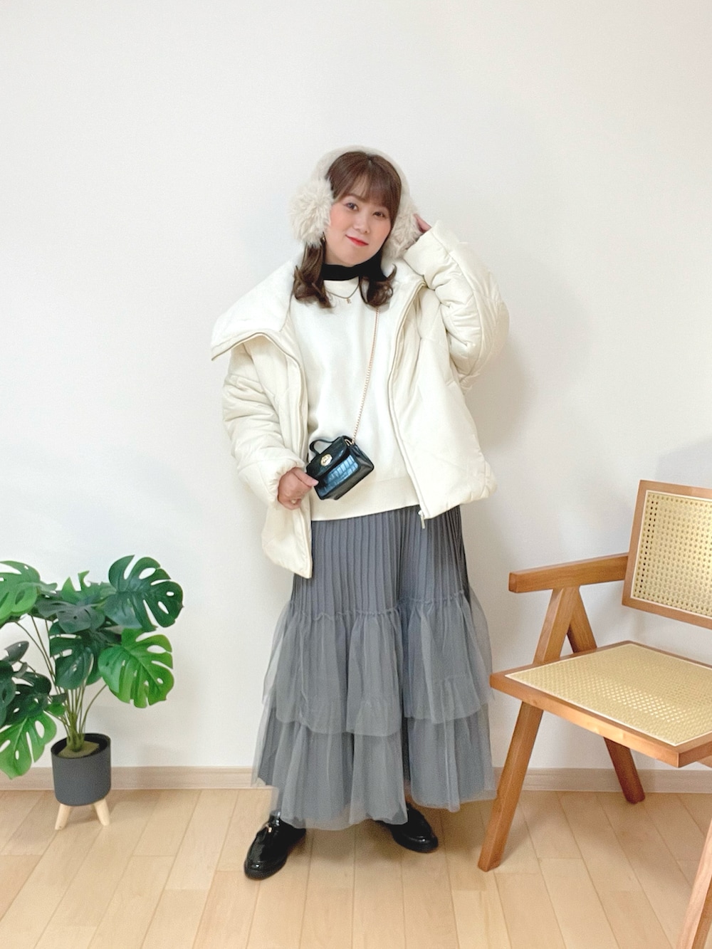 ブラック系のローファー、その他のその他を着用したレディースの冬コーディネートの2枚目の写真