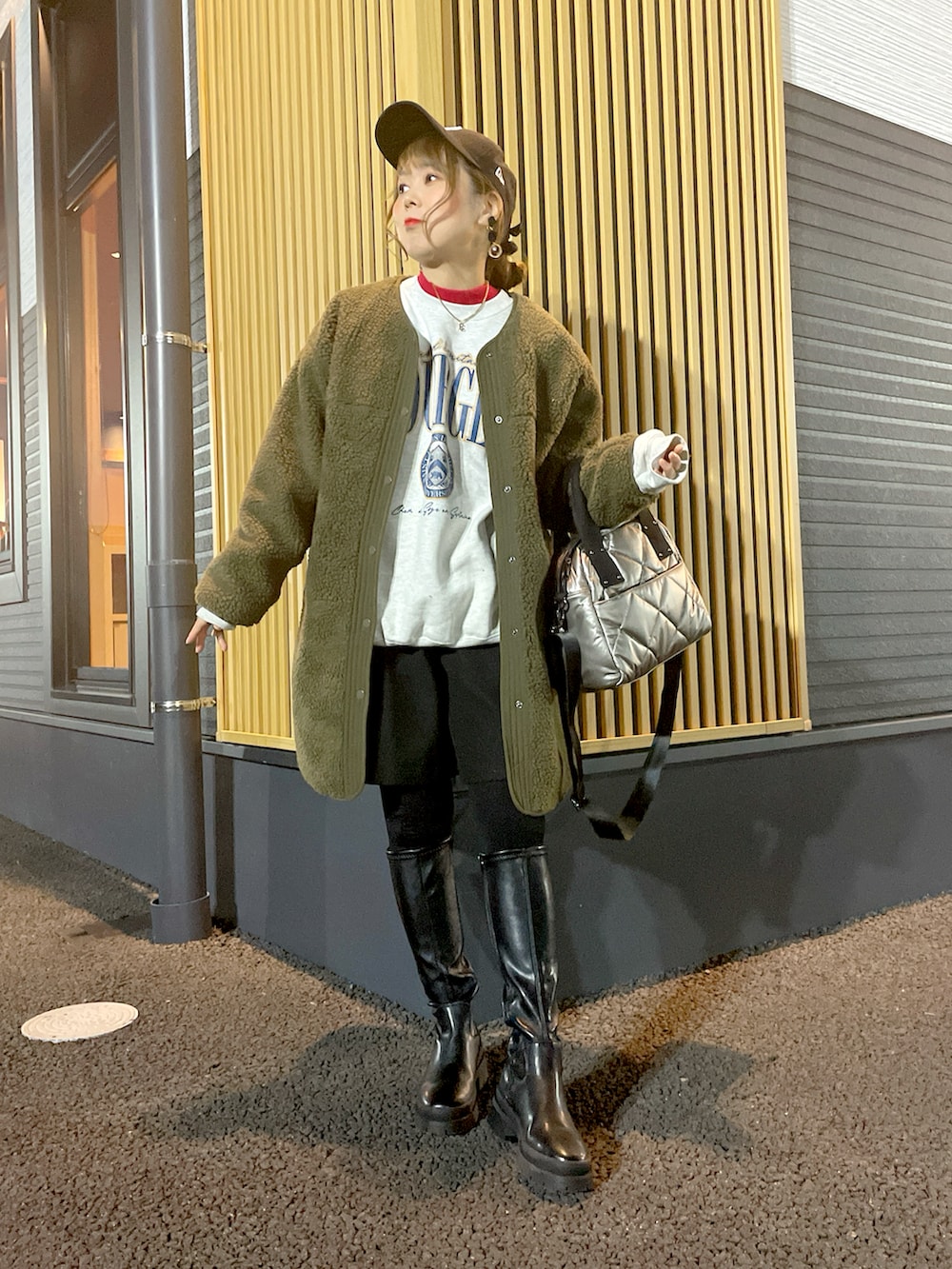 ベージュ系のスウェット、レッド系のニット/セーター、グリーン系のジャケット/アウターを着用したレディースの冬コーディネートの4枚目の写真