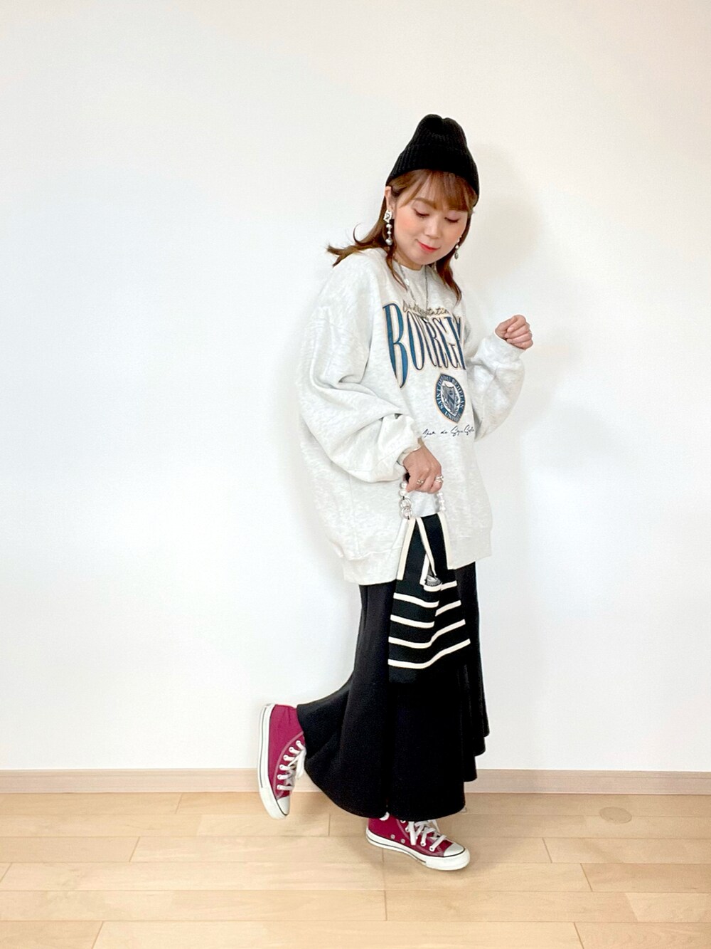 ベージュ系のスウェット、ブラック系のスカート、レッド系のスニーカーを着用したレディースの秋コーディネートの4枚目の写真