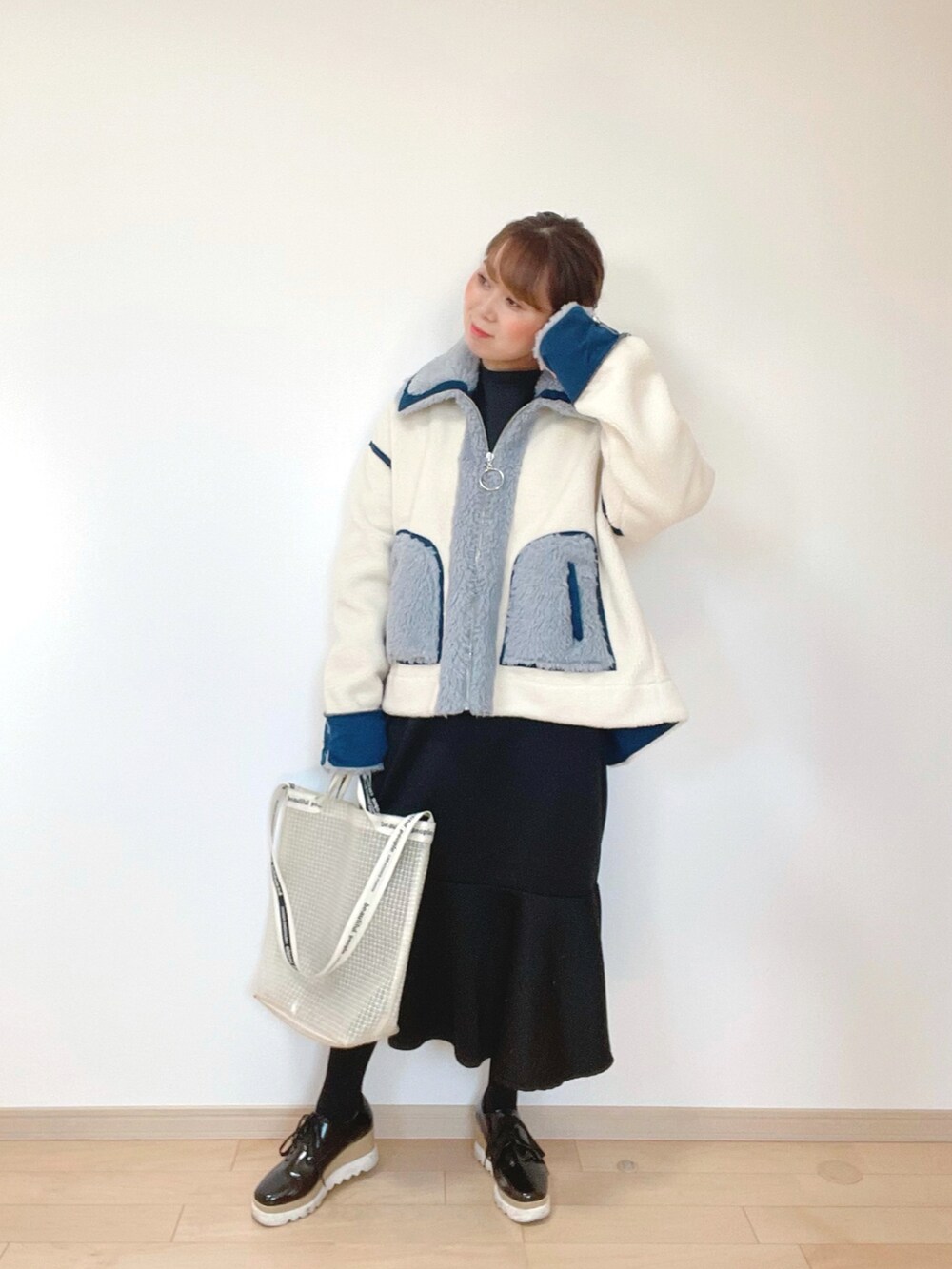 ブルー系のジャケット/アウター、ブラック系のワンピース、ブラック系のその他シューズを着用したレディースの秋コーディネートの3枚目の写真