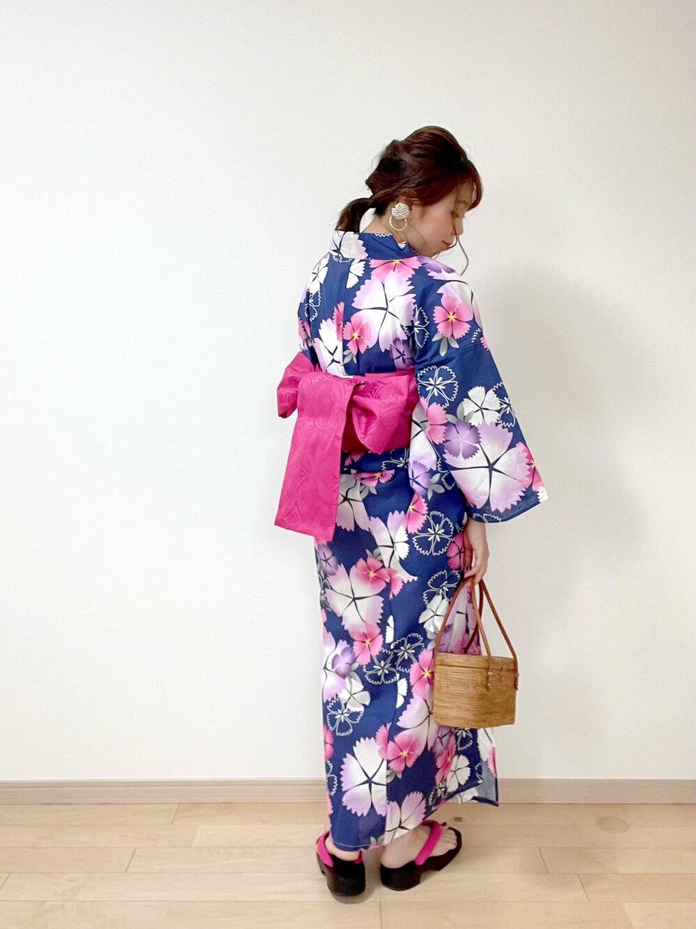 その他の浴衣、ゴールド系のイヤリングを着用したレディースの春コーディネートの5枚目の写真