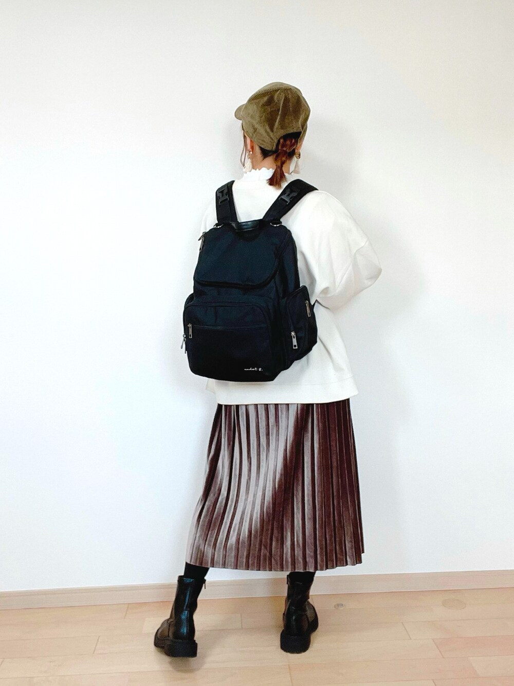 ブラウン系のスカート、ホワイト系のスウェット、ホワイト系のTシャツ/カットソーを着用したレディースの秋コーディネートの2枚目の写真