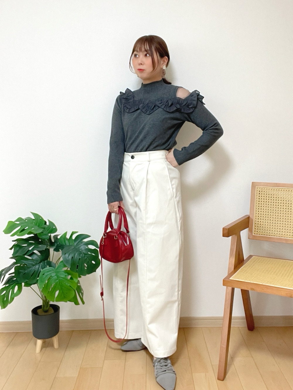 グレー系のニット/セーター、ホワイト系のパンツ、グレー系のシューズを着用したレディースの冬コーディネートの2枚目の写真