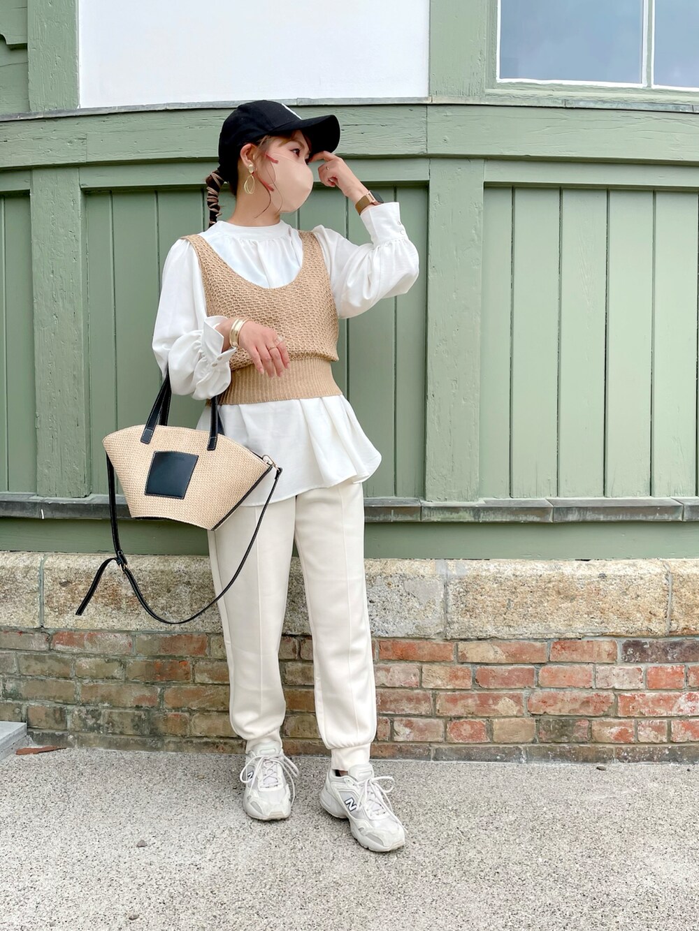 ホワイト系のシャツ/ブラウス、ベージュ系のトップス、ホワイト系のスウェットパンツを着用したレディースの春コーディネートの2枚目の写真