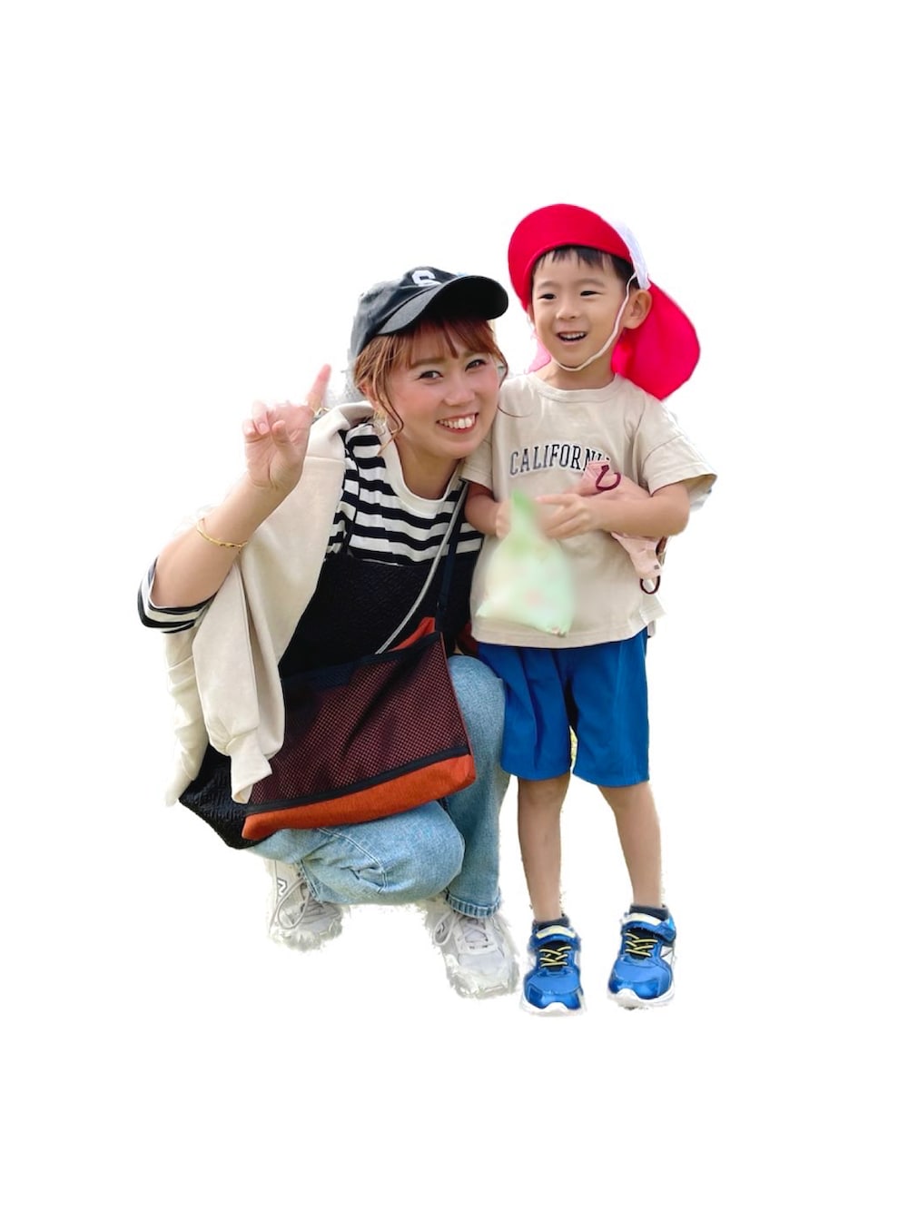 ブラック系のキャミソール、ブルー系のデニムパンツ、オレンジ系のショルダーバッグを着用したレディースの秋コーディネートの5枚目の写真