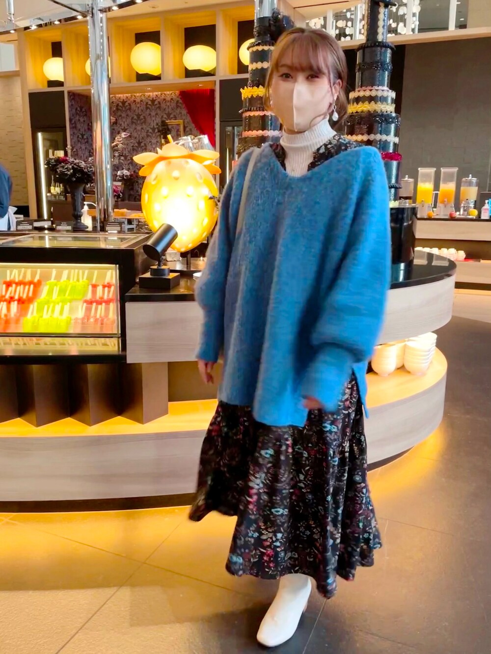 ブルー系のニット/セーター、ホワイト系のニット/セーター、ブラック系のワンピースを着用したレディースの冬コーディネートの4枚目の写真