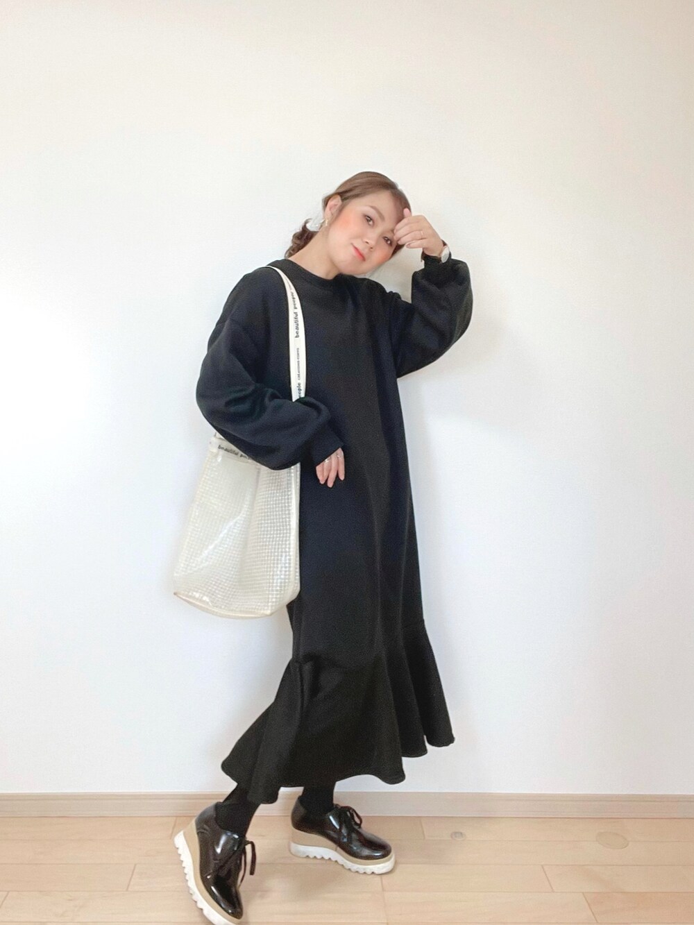 ブルー系のジャケット/アウター、ブラック系のワンピース、ブラック系のその他シューズを着用したレディースの秋コーディネートの5枚目の写真