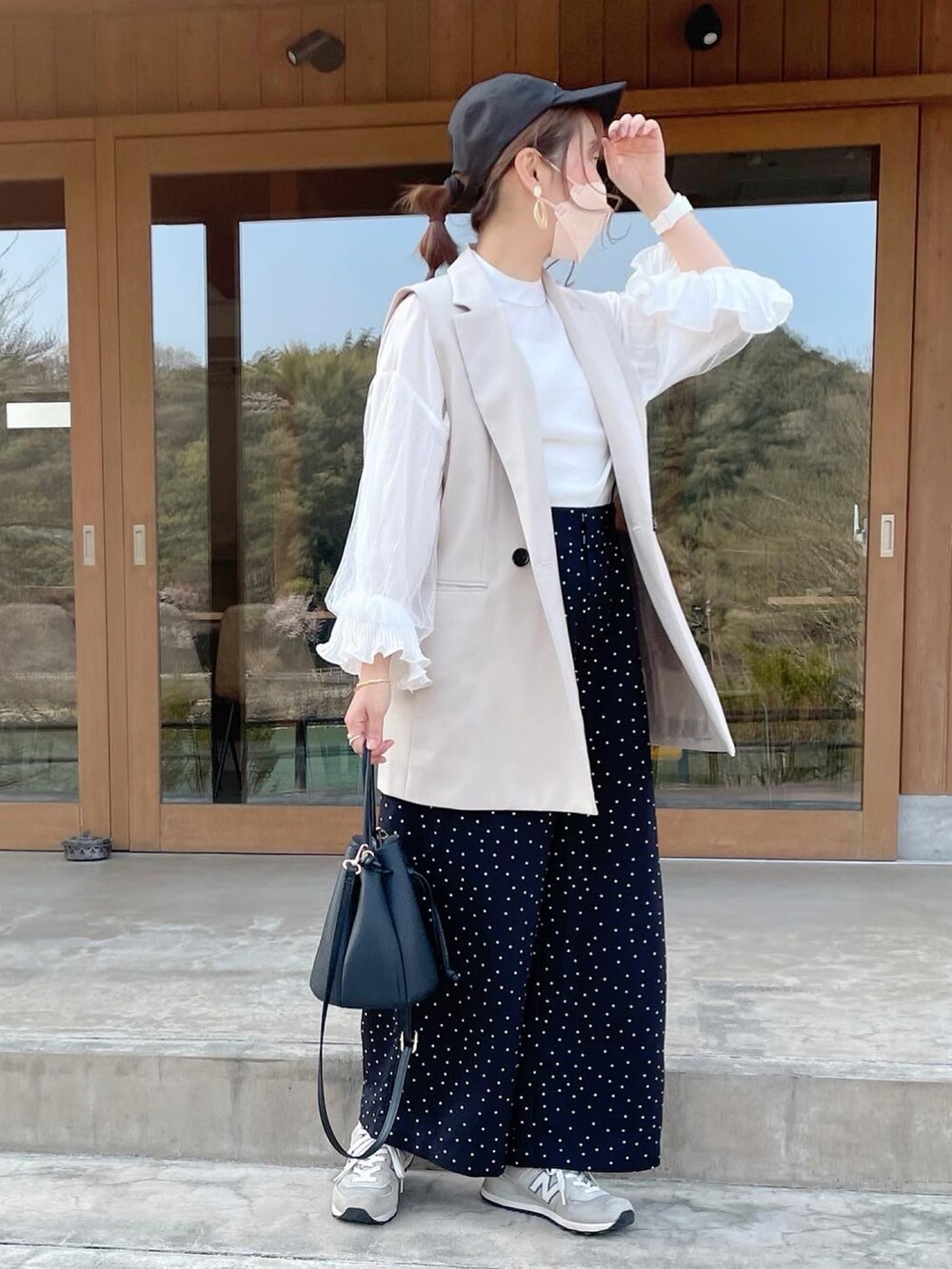 ホワイト系のシャツ/ブラウス、ベージュ系のジャケット/アウター、ブラック系のその他パンツを着用したレディースの春コーディネートの2枚目の写真