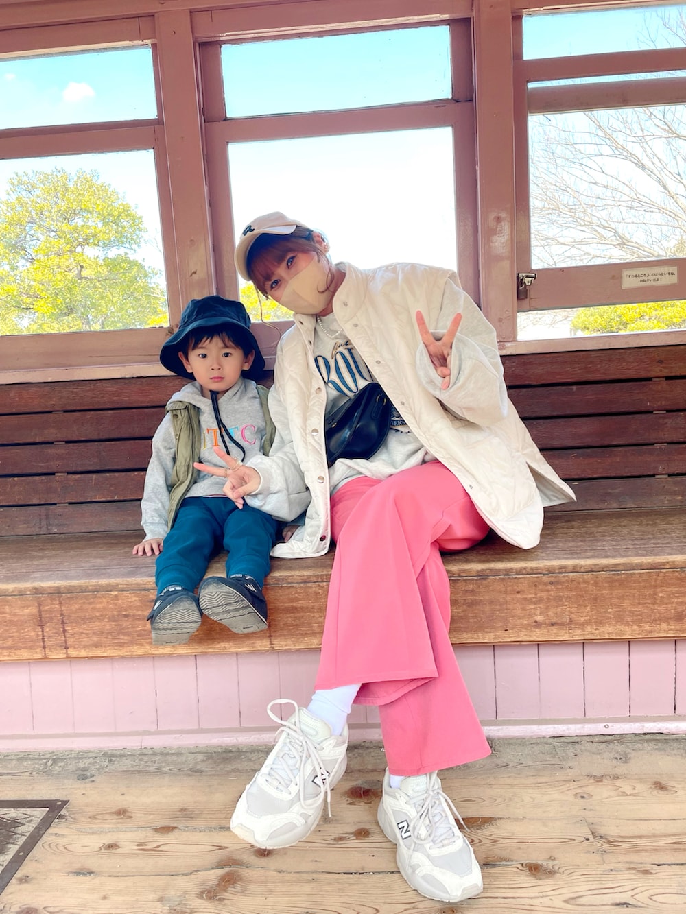 ベージュ系のスウェット、ホワイト系のジャケット/アウター、ピンク系のスラックスを着用したレディースの春コーディネートの2枚目の写真