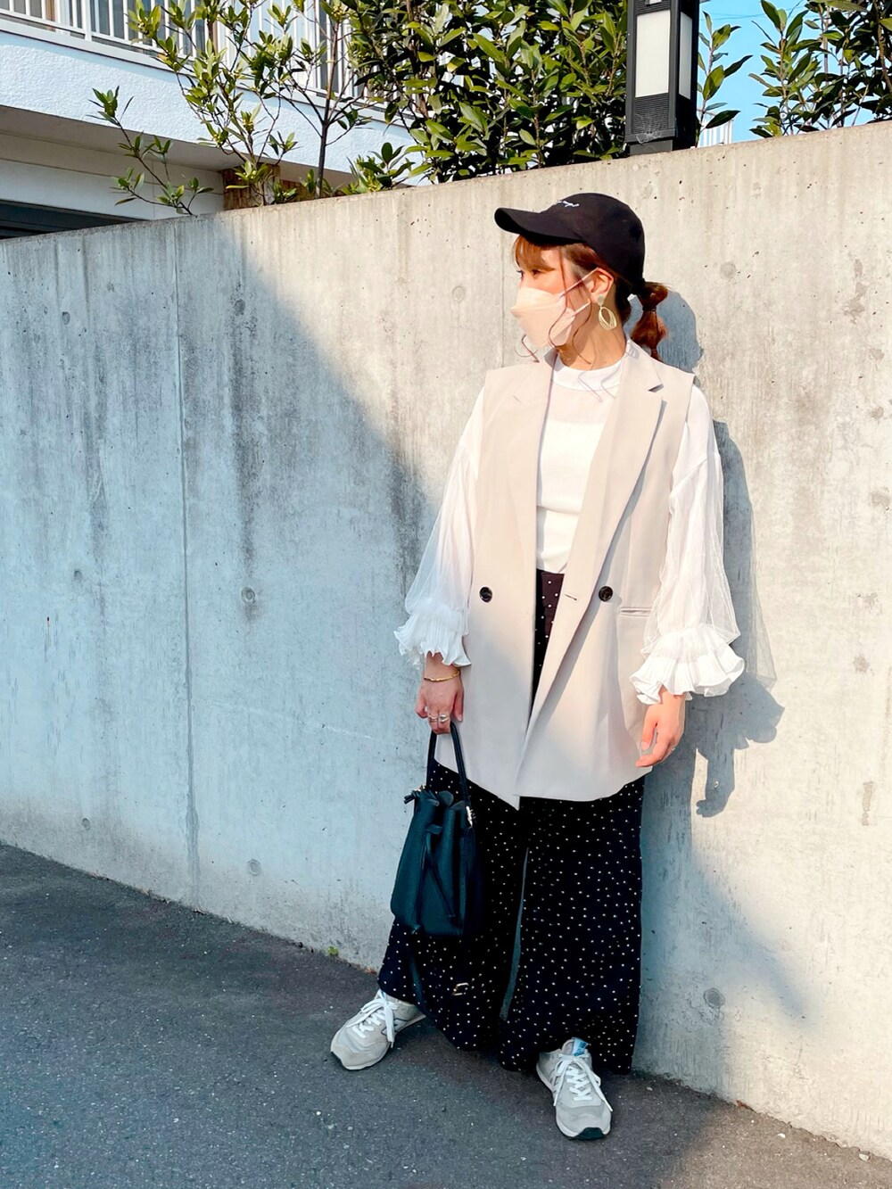 ホワイト系のシャツ/ブラウス、ベージュ系のジャケット/アウター、ブラック系のその他パンツを着用したレディースの春コーディネートの3枚目の写真