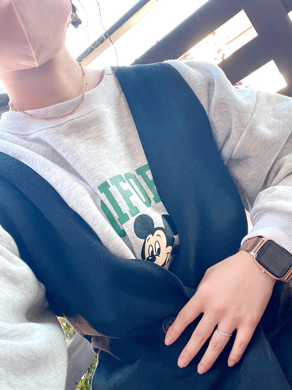 グレー系のスウェット、ブラック系のオールインワン・サロペット、グリーン系のその他アウターを着用したレディースの冬コーディネートの5枚目の写真