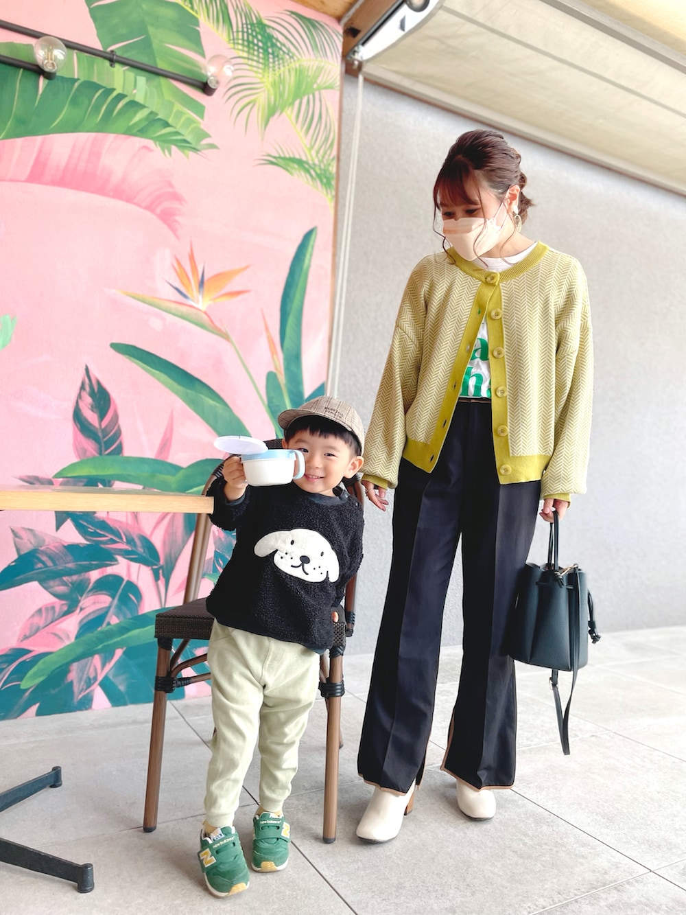 ブラック系のその他パンツ、ホワイト系のブーツ、ホワイト系のTシャツ/カットソーを着用したレディースの春コーディネートの2枚目の写真