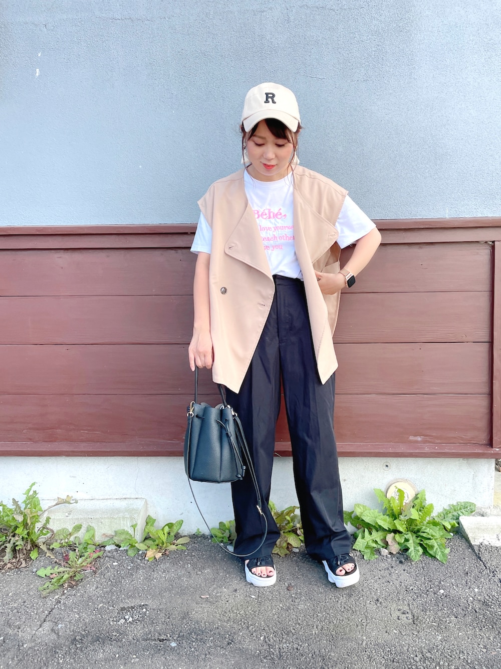 ホワイト系のTシャツ/カットソー、ベージュ系のベスト、ブラック系のスーツセットを着用したレディースの秋コーディネートの3枚目の写真