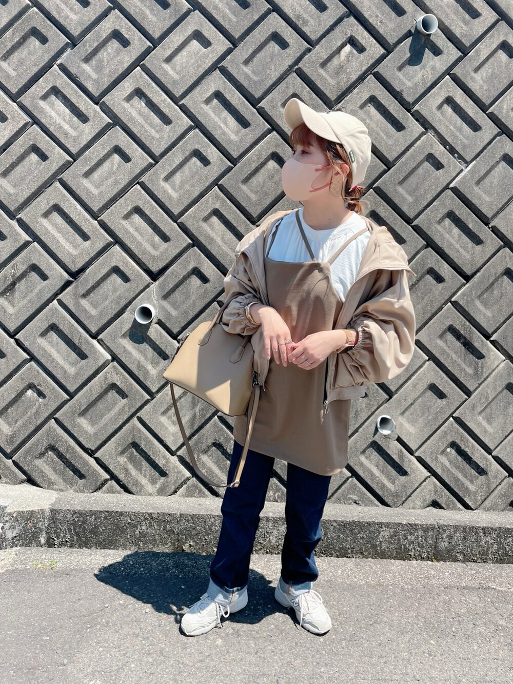 ホワイト系のシャツ/ブラウス、ブラウン系のキャミソール、ベージュ系のテーラードジャケットを着用したレディースの春コーディネートの5枚目の写真