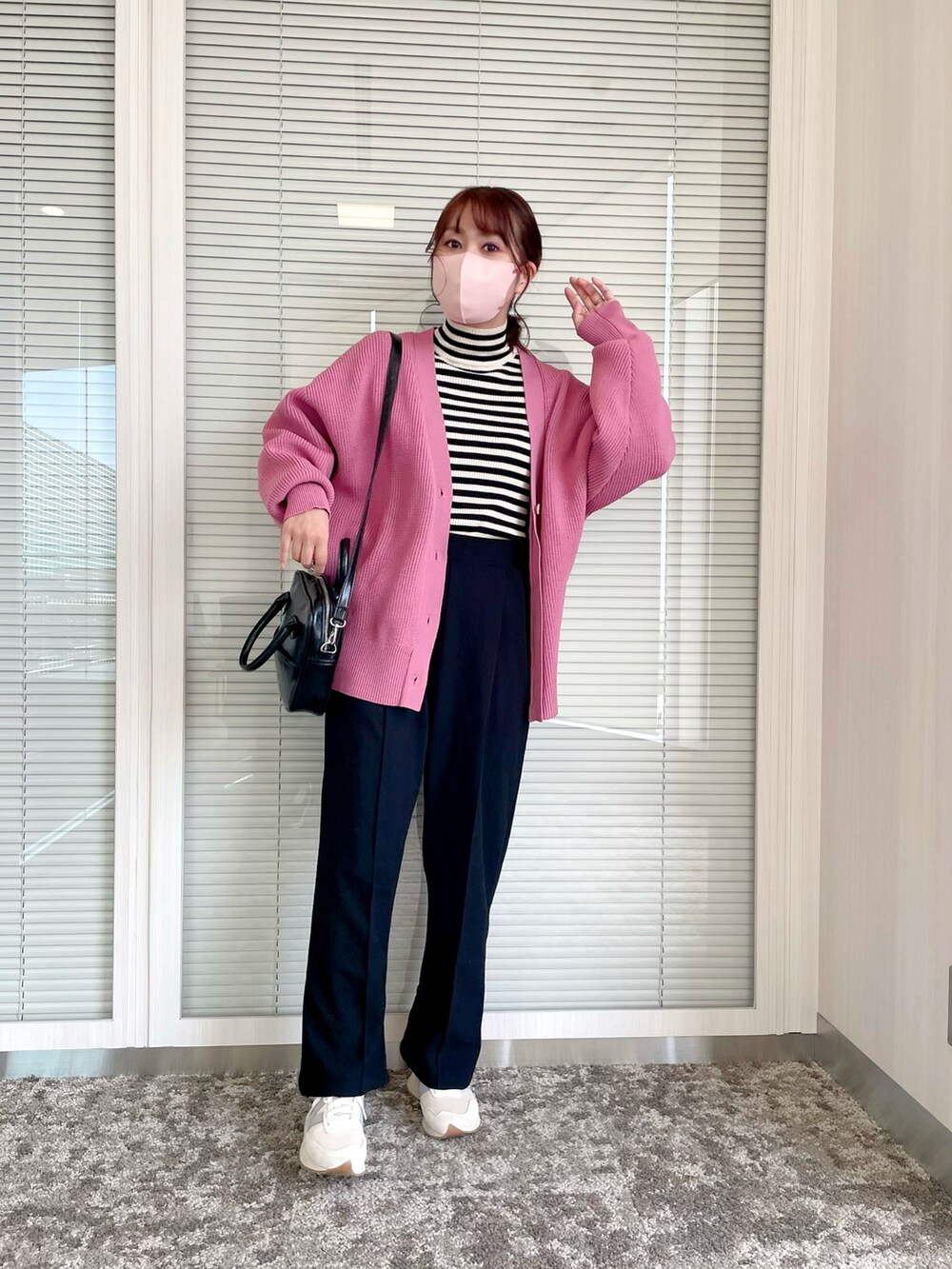 ピンク系のカーディガン/ボレロ、ブラック系のニット/セーター、ブラック系のパンツを着用したレディースの秋コーディネートの4枚目の写真