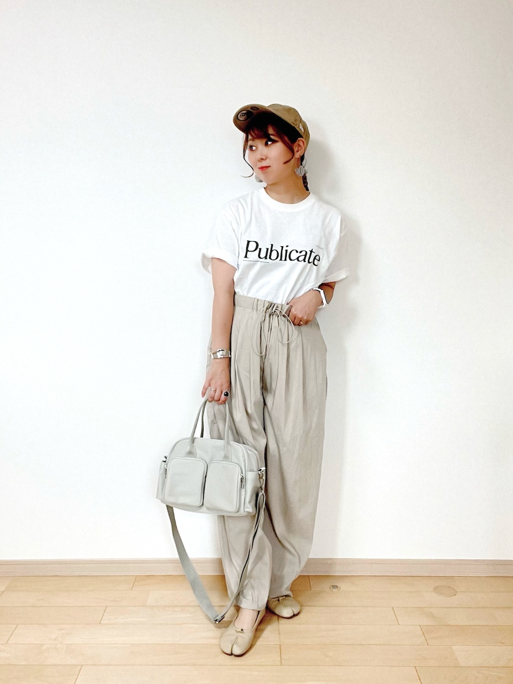 ホワイト系のTシャツ/カットソー、ベージュ系のパンツ、ブラウン系のバレエシューズを着用したレディースの夏コーディネートの2枚目の写真