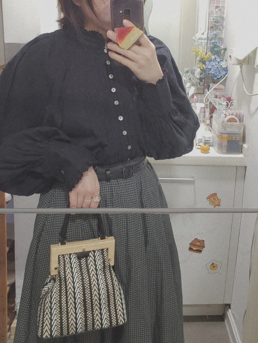 ブラック系のシャツ/ブラウス、その他のスカート、ブラック系のショルダーバッグを着用したレディースの夏コーディネートの4枚目の写真