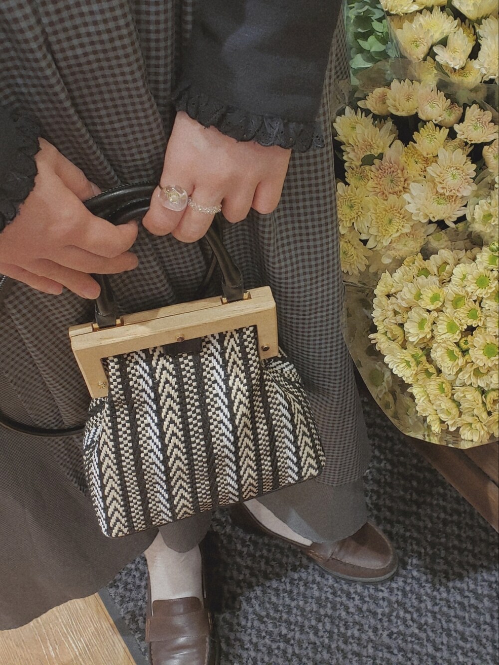 ブラック系のシャツ/ブラウス、その他のスカート、ブラック系のショルダーバッグを着用したレディースの夏コーディネートの5枚目の写真